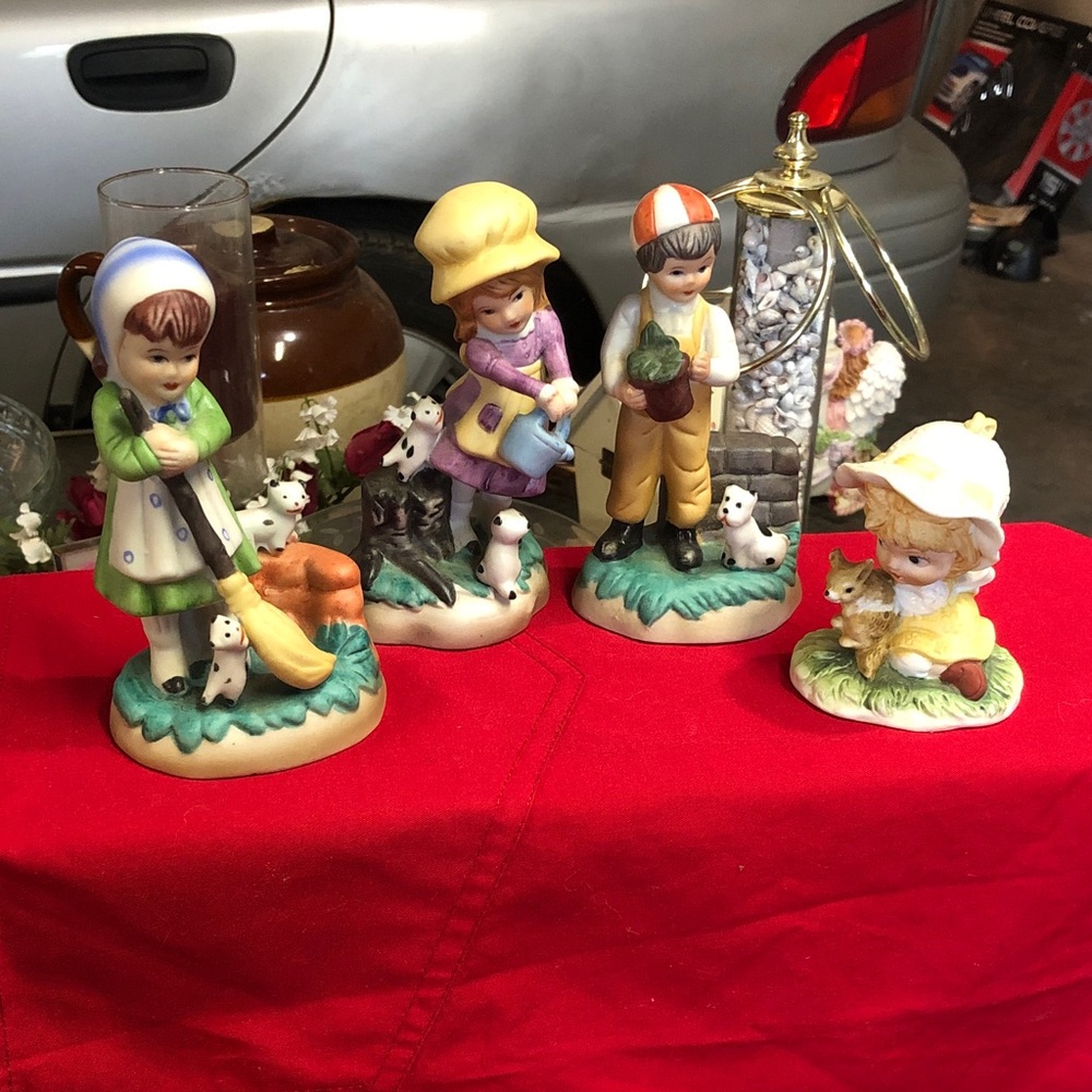 Charming Ceramic Figurine Set - Multicolor